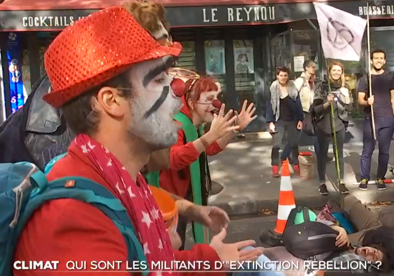 Des manifestants occupant les rues pour faire un rapport de force