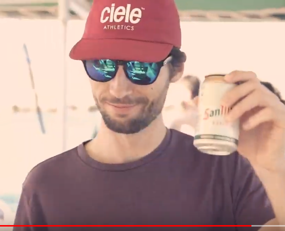 Un jeune cadre dynamique buvant une bière